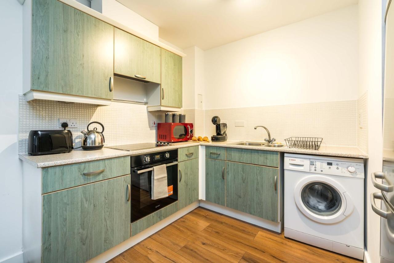 Fast Internet One Bedroom Apartment In Greater London, Id Required Exterior photo