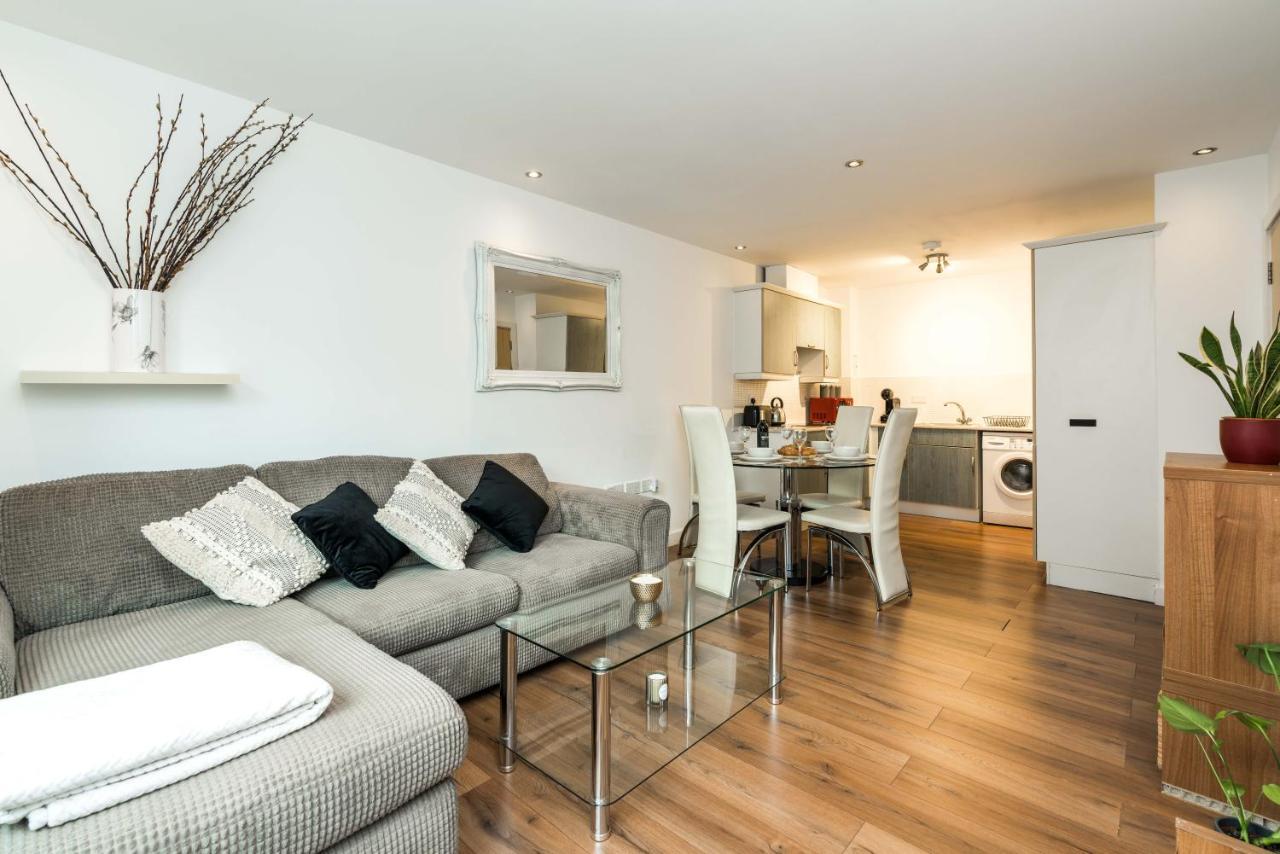 Fast Internet One Bedroom Apartment In Greater London, Id Required Exterior photo