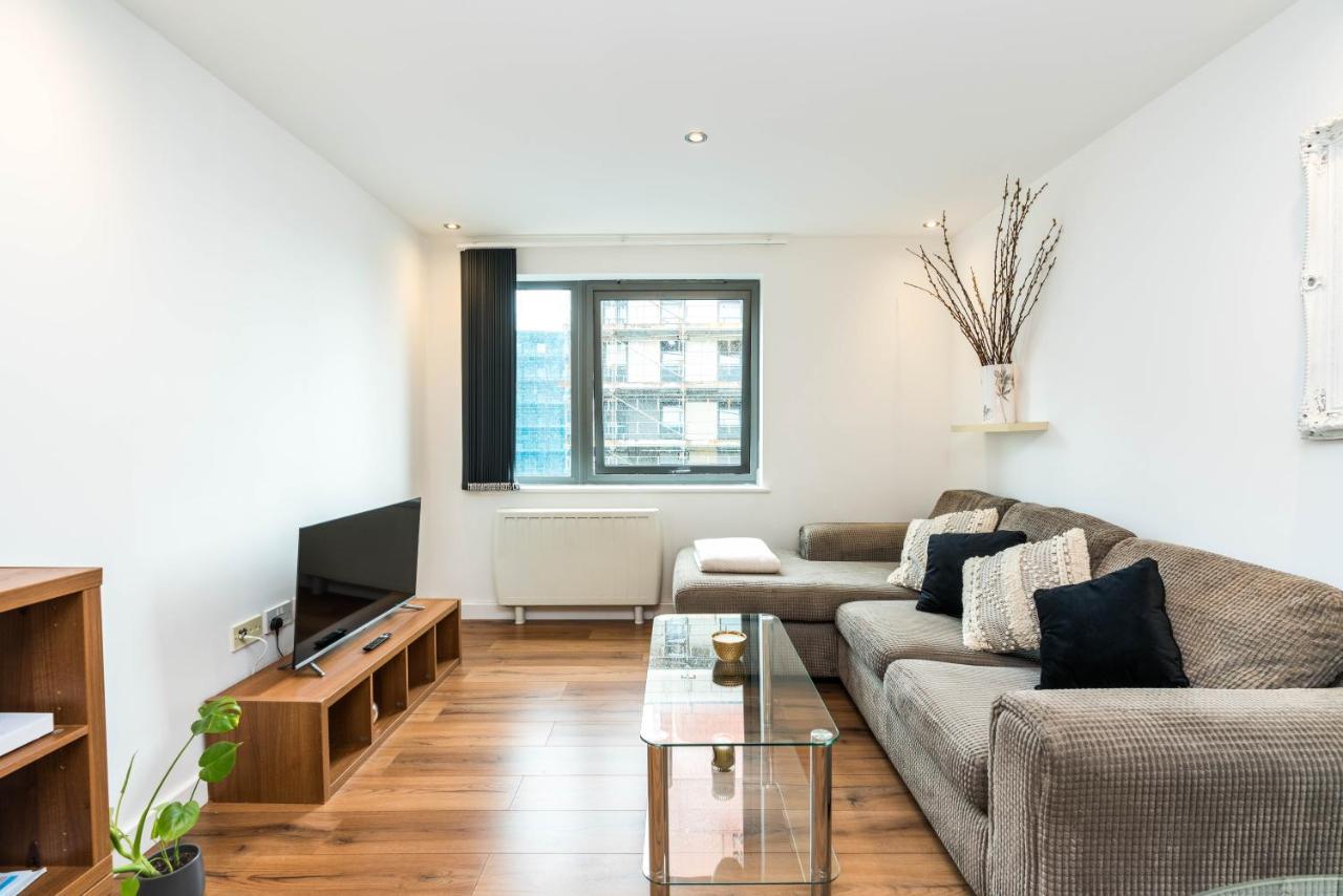 Fast Internet One Bedroom Apartment In Greater London, Id Required Exterior photo