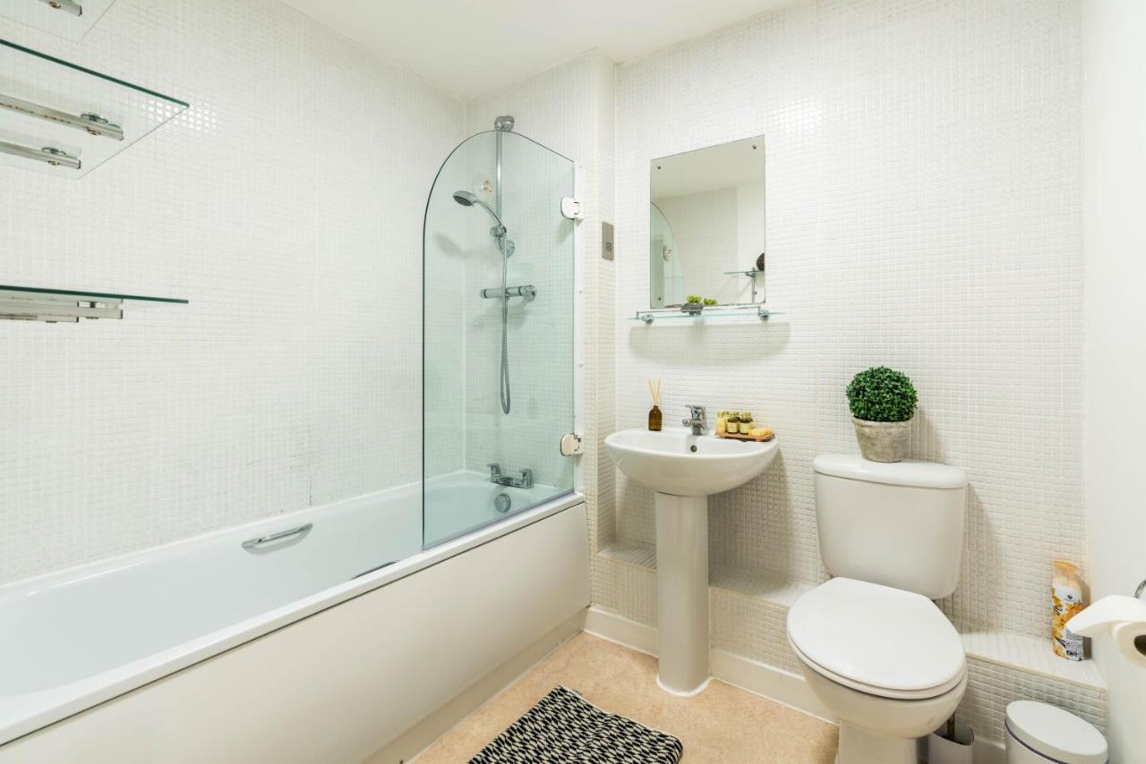 Fast Internet One Bedroom Apartment In Greater London, Id Required Exterior photo