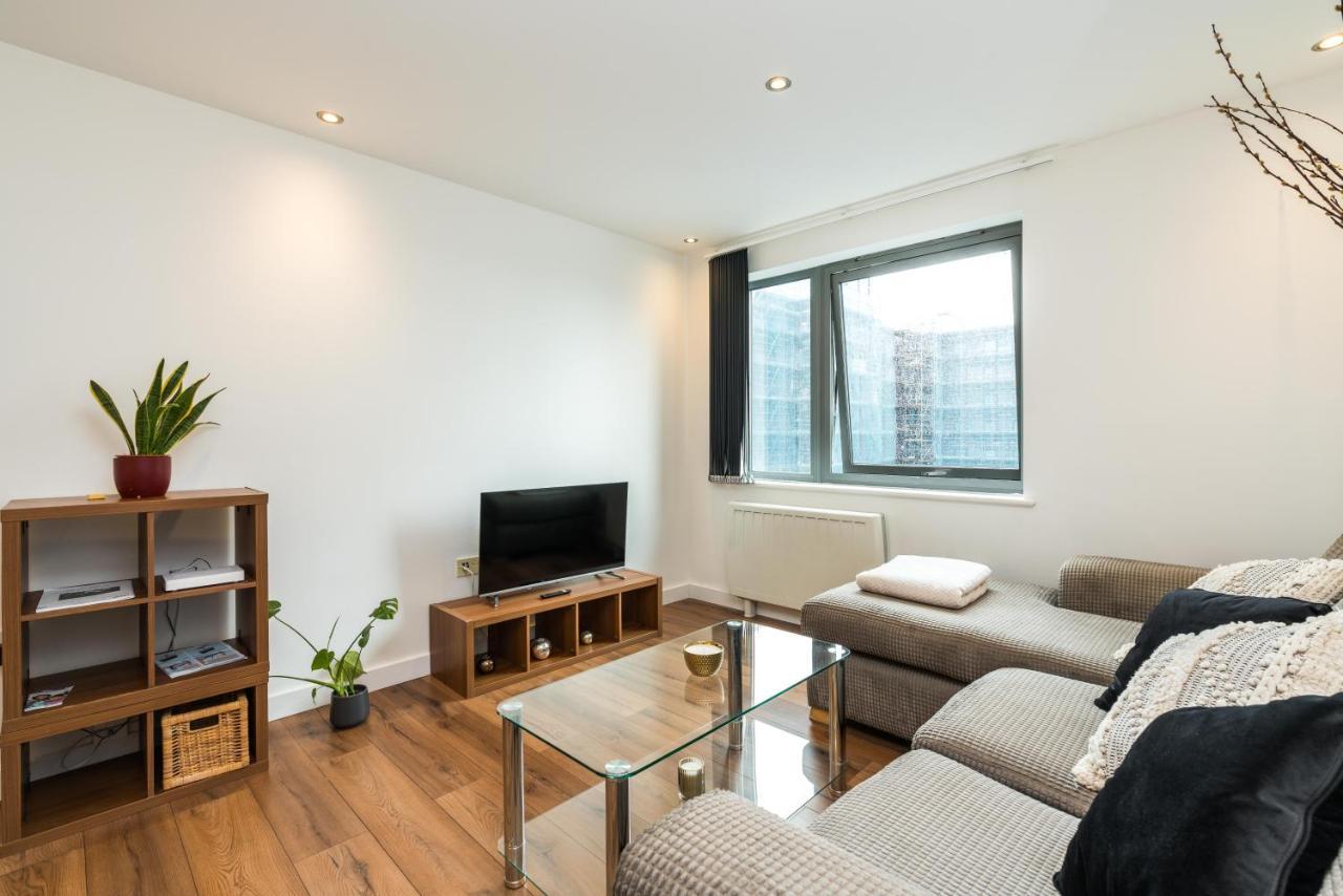 Fast Internet One Bedroom Apartment In Greater London, Id Required Exterior photo
