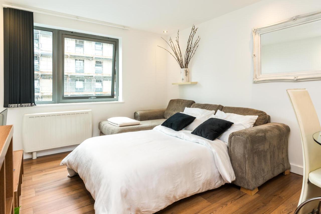 Fast Internet One Bedroom Apartment In Greater London, Id Required Exterior photo