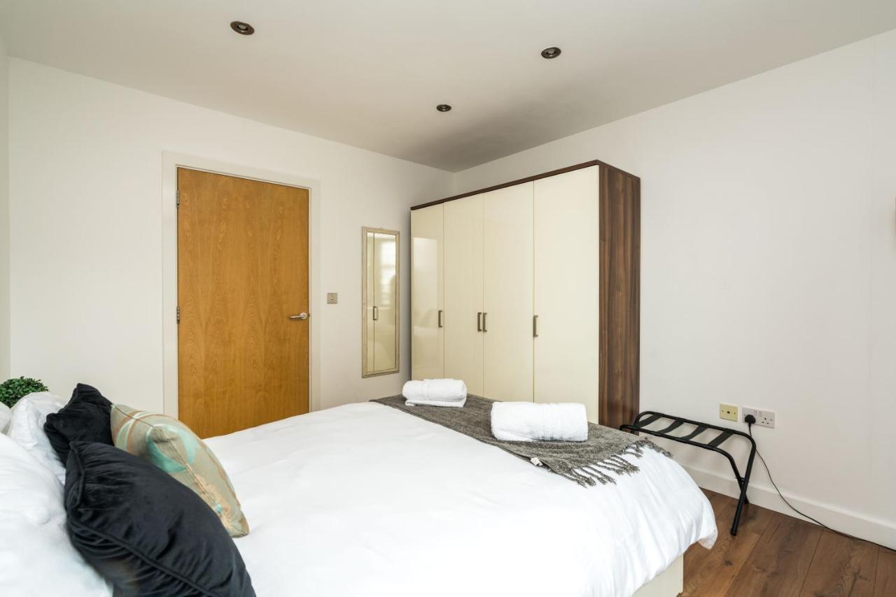 Fast Internet One Bedroom Apartment In Greater London, Id Required Exterior photo