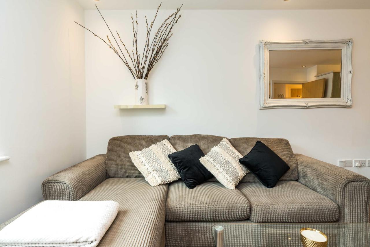 Fast Internet One Bedroom Apartment In Greater London, Id Required Exterior photo